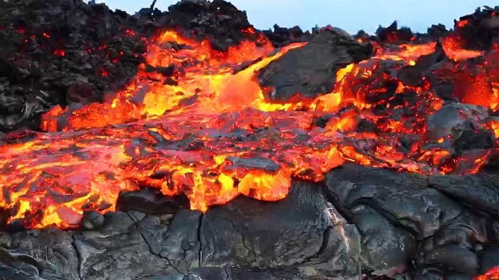 Découvrez les images d`un volcan en éruption depuis plus de 30 ans - VIDEO